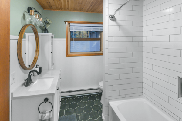 bathroom-timberline-cottag-door-county-rental