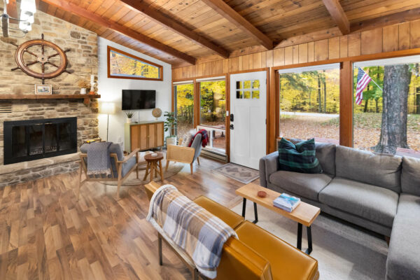 livingroom-timberline-cottag-door-county-rental