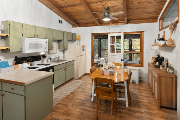 timberline-cottage-kitchen-door-county